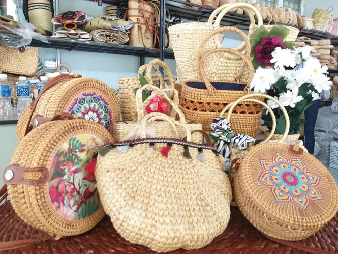 Những chiếc túi xách từ lục bình thành phẩm, sẵn sàng vươn ra thế giới – Ảnh: Kim Hà.